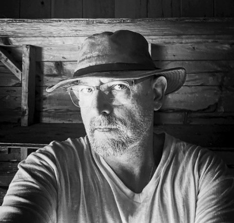 “El exilio te puede dar el privilegio de no pertenecer del todo”: David Troncoso