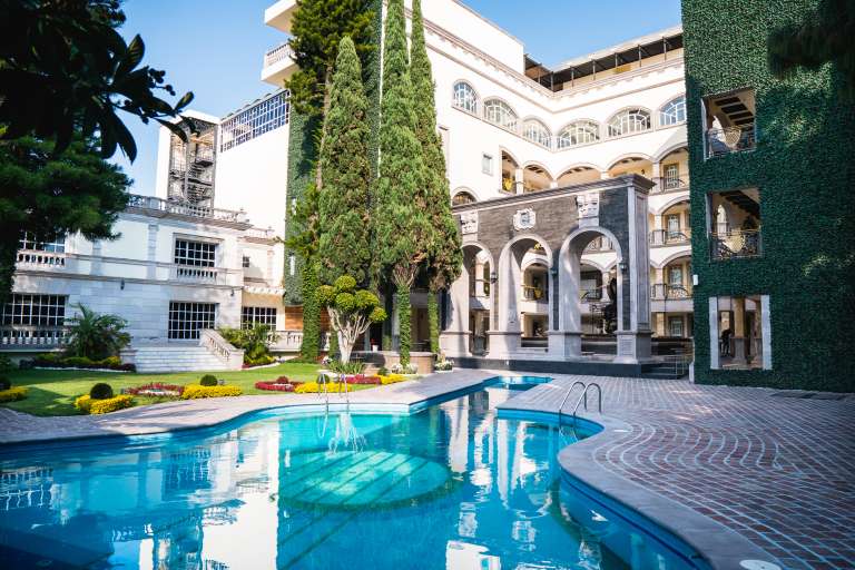 El edificio, que originalmente fue residencia del cantautor de Michoacán Marco Antonio Solís, mantiene viva su historia musical con detalles arquitectónicos únicos, como su piscina, que tiene forma de guitarra. El hotel también ofrece a sus huéspedes actuaciones de música en directo.