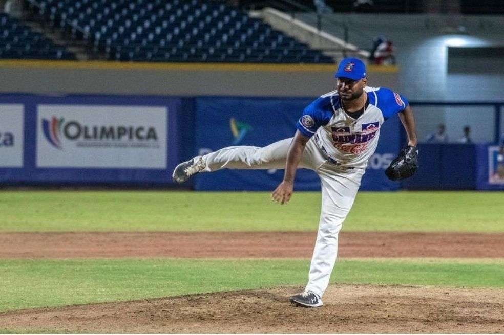 Elkin Alcalá lanzando en uno de los partidos de Caimanes de Barranquilla.