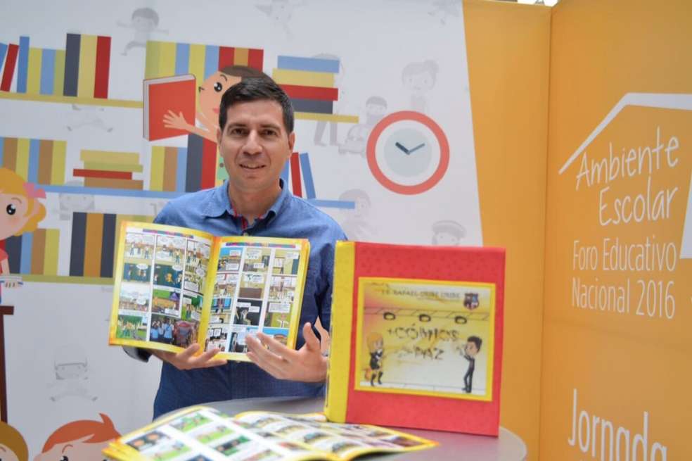 La Fundación Fidal eligió a Eduardo Pérez entre los mejores maestros de Iberoamérica por su excelencia educativa. / Tomado del Twitter Mineducación.