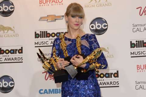 Taylor Swift arrasa en los Billboard; Justin Bieber, abucheado