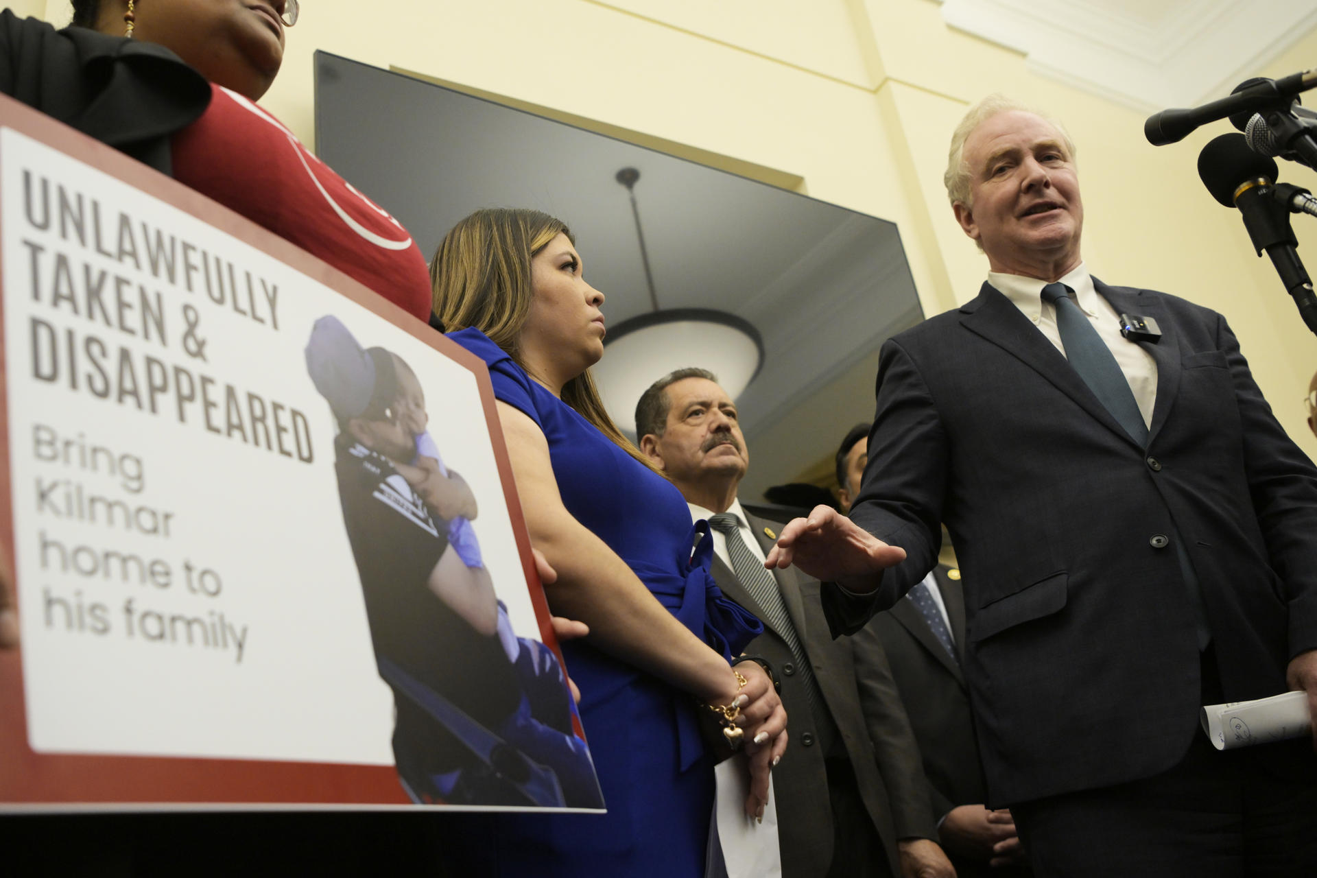 USA1862. WASHINGTON (ESTADOS UNIDOS), 09/04/2025.- El senador por Maryland, el demócrata Chris Van Hollen (d), habla junto a Jennifer Vásquez (c), la esposa de Kilmer Ábrego García, el migrante salvadoreño enviado por error a la cárcel de máxima seguridad de El Salvador por la Administración de Donald Trump, durante una rueda de prensa este miércoles, en el edificio Canon del Congreso en Washington (Estados Unidos). EFE/ Lenin Nolly