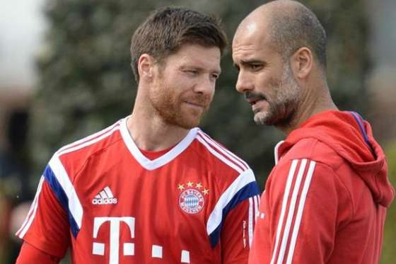 Xavi Alonso (i) y Pep Guardiola (d) trabajando con el Bayern Múnich. / AFP