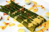 Espárragos con sabayón de toronjil y limón
