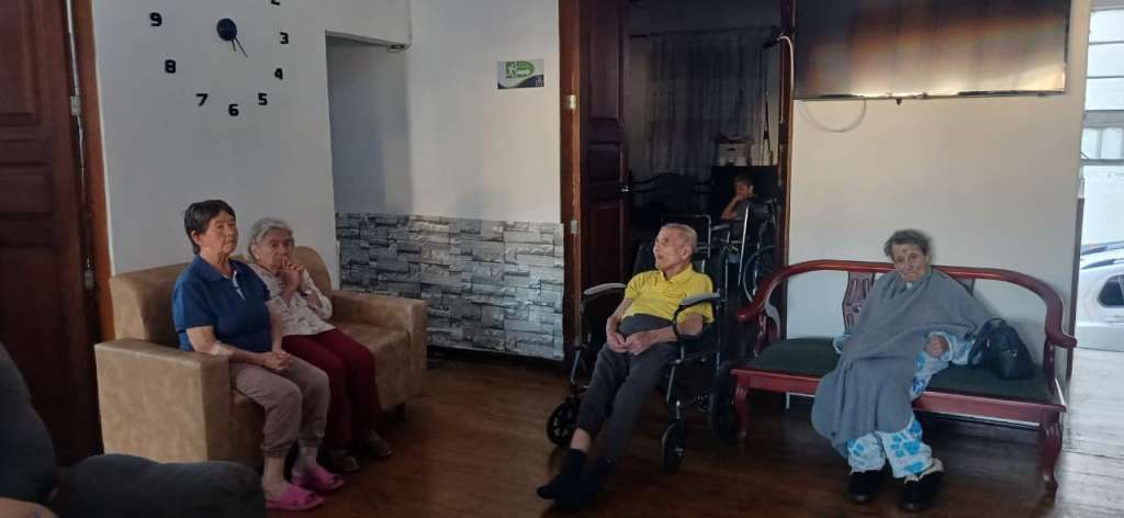 Los 21 adultos mayores que viven en esa sede, ubicada en la calle 21 #24-30 de la capital caldense, no sufrieron afectaciones más allá del miedo. Sin embargo, el temblor dejó una preocupación que aún persiste: su directora, Diana Milena Gómez Martínez, ahora busca un lugar para reubicar a 16 de ellos.