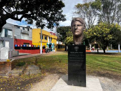 Una estatua en Modelia abre distintas miradas sobre la memoria de Miguel Uribe Turbay