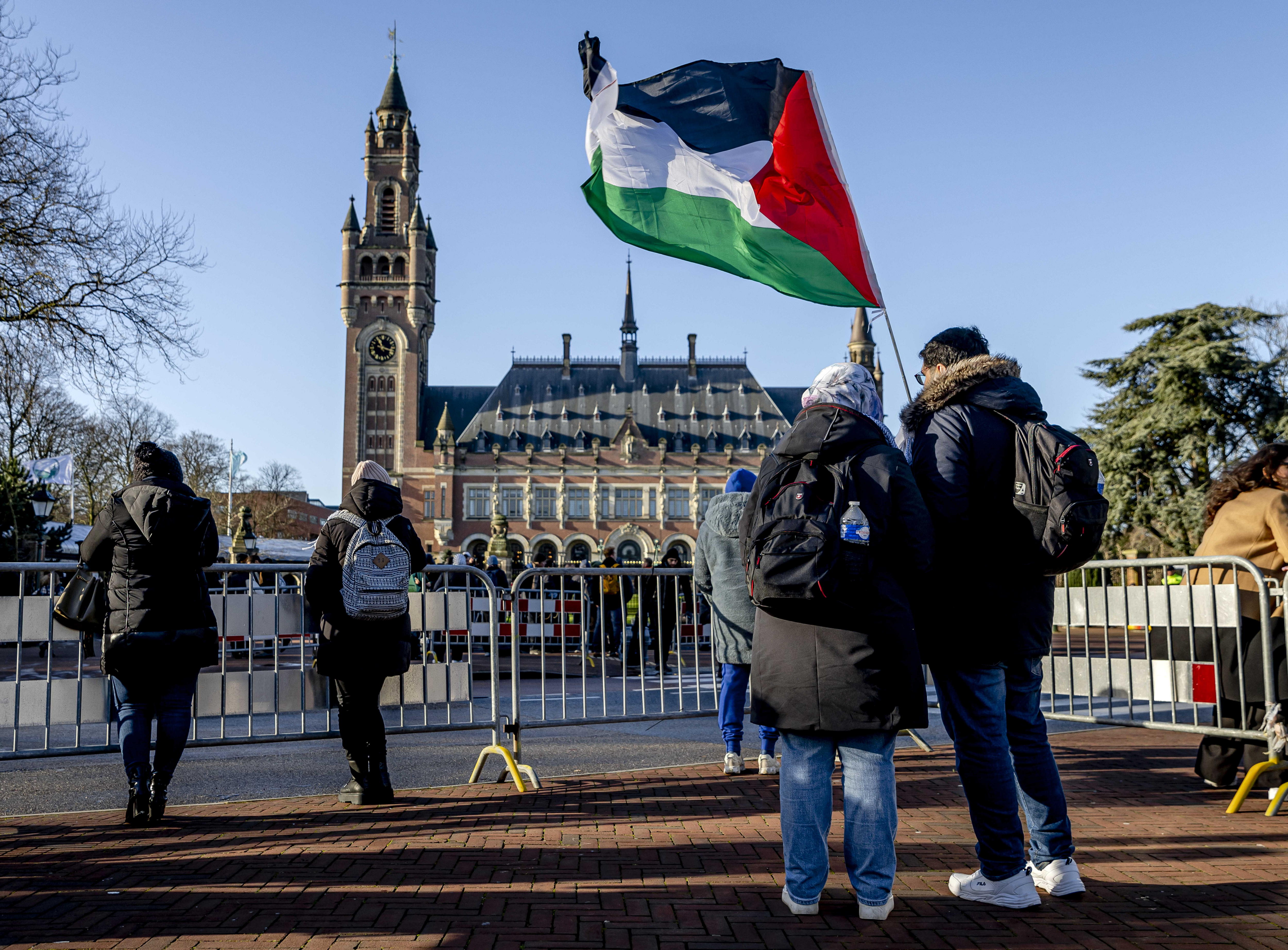 The Hague (Netherlands), 26/01/2024.- People in front of the Peace Palace ahead of a ruling by the International Court of Justice (ICJ) on a request from South Africa for emergency measures for Gaza, in The Hague, Netherlands, 26 January 2024. The UN court is to deliver an interim ruling in South Africa's genocide case against Israel and decide whether to issue emergency measures ordering Israel to halt its operations in Gaza. (Países Bajos; Holanda, Sudáfrica, La Haya) EFE/EPA/Remko de Waal