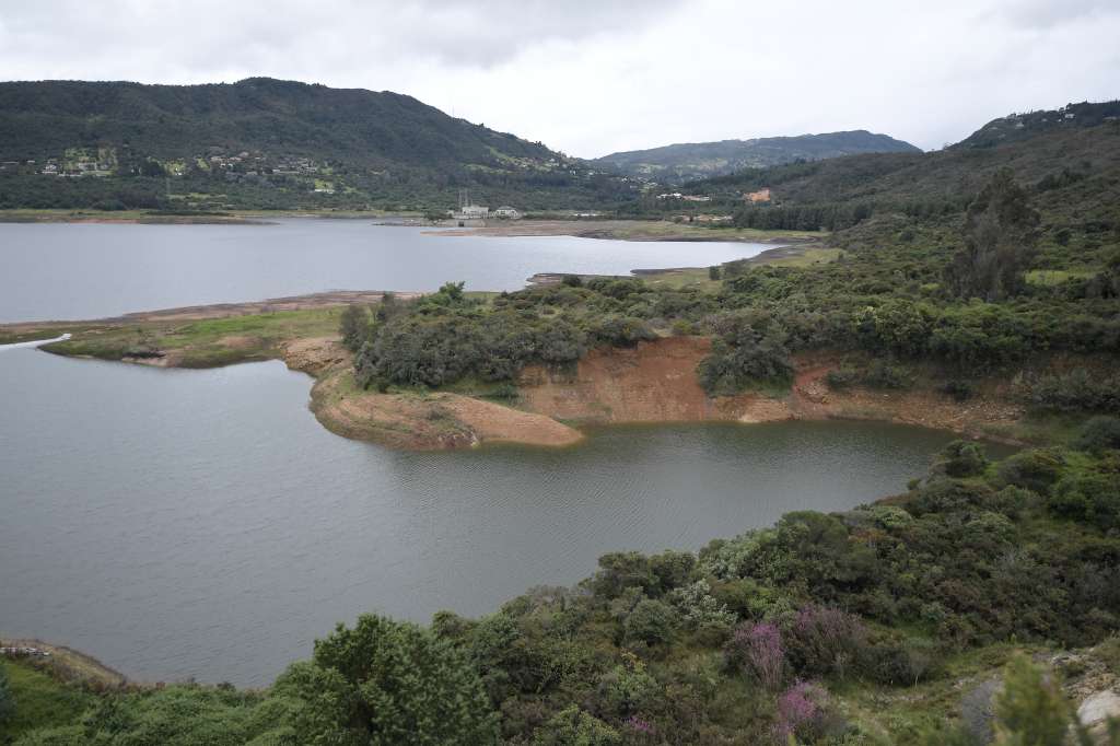 Bajo nivel de agua en esta represa localizada en el municipio de La Calera, a 12 km de Bogotá, tras un año de racionamiento.