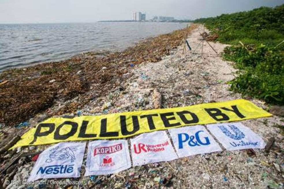 Ejemplo de "auditoría" por contaminación por plásticos desarrollada por Greenpeace en Filipinas. Los productos de las multinacionales son los principales responsables del tsunami plástico que enfrentan las costas del planeta. / Greenpeace