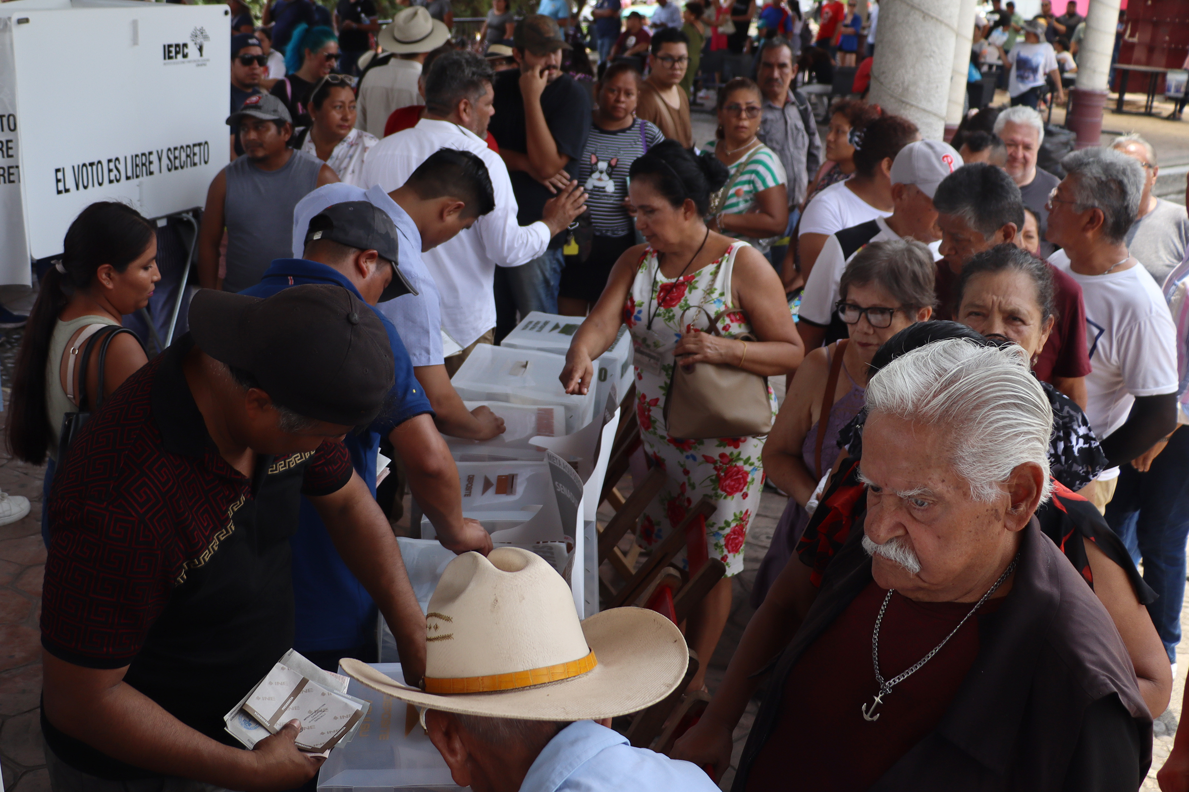 MEX9940. TAPACHULA (MÉXICO), 02/06/2024.- Ciudadanos emiten su voto en las elecciones generales mexicanas este domingo, en un colegio electoral, en el municipio de Tapachula en Chiapas (México). México tiene la elección más grande de su historia con más de 98 millones de personas llamadas a renovar más de 20.000 cargos, incluyendo la presidencia, los 500 diputados, los 128 senadores y nueve gobiernos estatales. EFE/ Juan Manuel Blanco