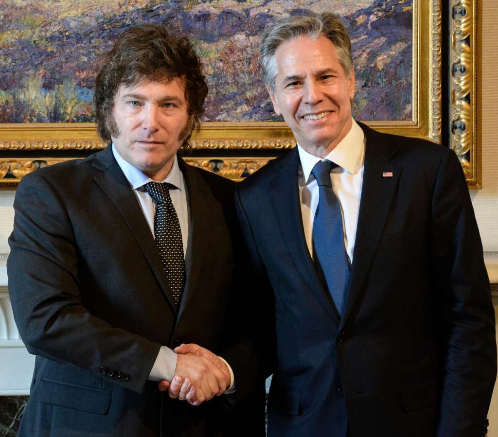 AME1728. BUENOS AIRES (ARGENTINA), 23/02/2024.- Fotografía cedida por la Presidencia de Argentina que muestra al secretario de Estado de Estados Unidos, Antony Blinken (d), junto al presidente argentino, Javier Milei, durante una reunión este viernes en la Casa Rosada (sede del Ejecutivo) en Buenos Aires (Argentina). Milei afirmó este viernes ante el secretario de Estado Blinken que bajo su mandato Argentina ha vuelto "al lado" de la democracia y de la libertad. EFE/ Presidencia Argentina SÓLO USO EDITORIAL/SÓLO DISPONIBLE PARA ILUSTRAR LA NOTICIA QUE ACOMPAÑA (CRÉDITO OBLIGATORIO)