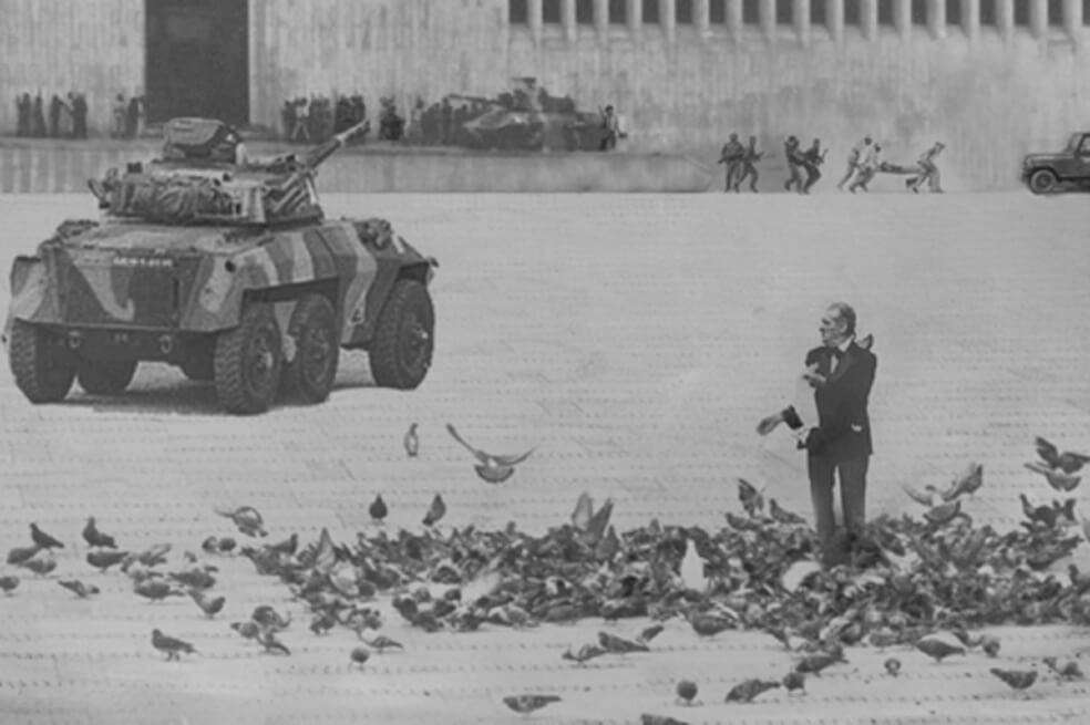 Considerada como una de las imágenes más surrealistas de la toma del Palacio de Justicia por parte del M-19 el 6 de noviembre de 1985. / Archivo particular