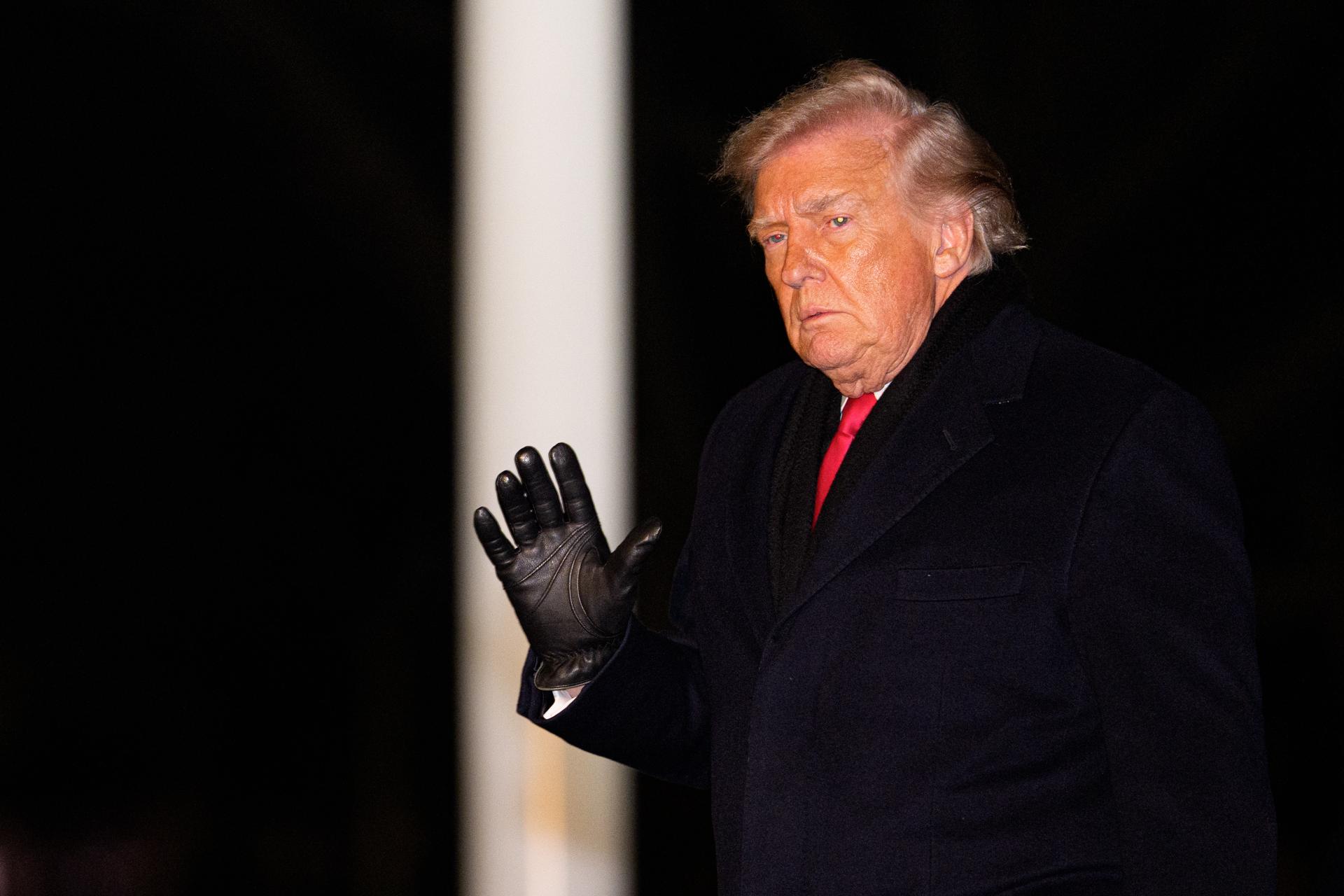 Washington, DC (United States), 20/01/2026.- United States President Donald Trump waves as he arrives at the White House in Washington, DC, USA, 20 January 2026. (Estados Unidos) EFE/EPA/Aaron Schwartz / POOL