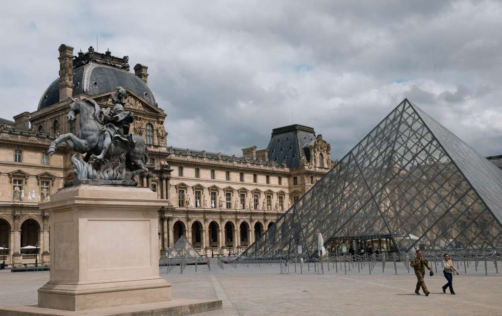Paris (France), 23/07/2024.- Security personal walk in front of the closed Louvre museum amid preparations for the Olympic Opening Ceremony in Paris, France, 23 July 2024. The opening ceremony of the Paris 2024 Olympic Games will begin with a nautical parade on the Seine and end on the protocol stage in front of the Eiffel Tower on 26 July. (Francia) EFE/EPA/ALEX PLAVEVSKI