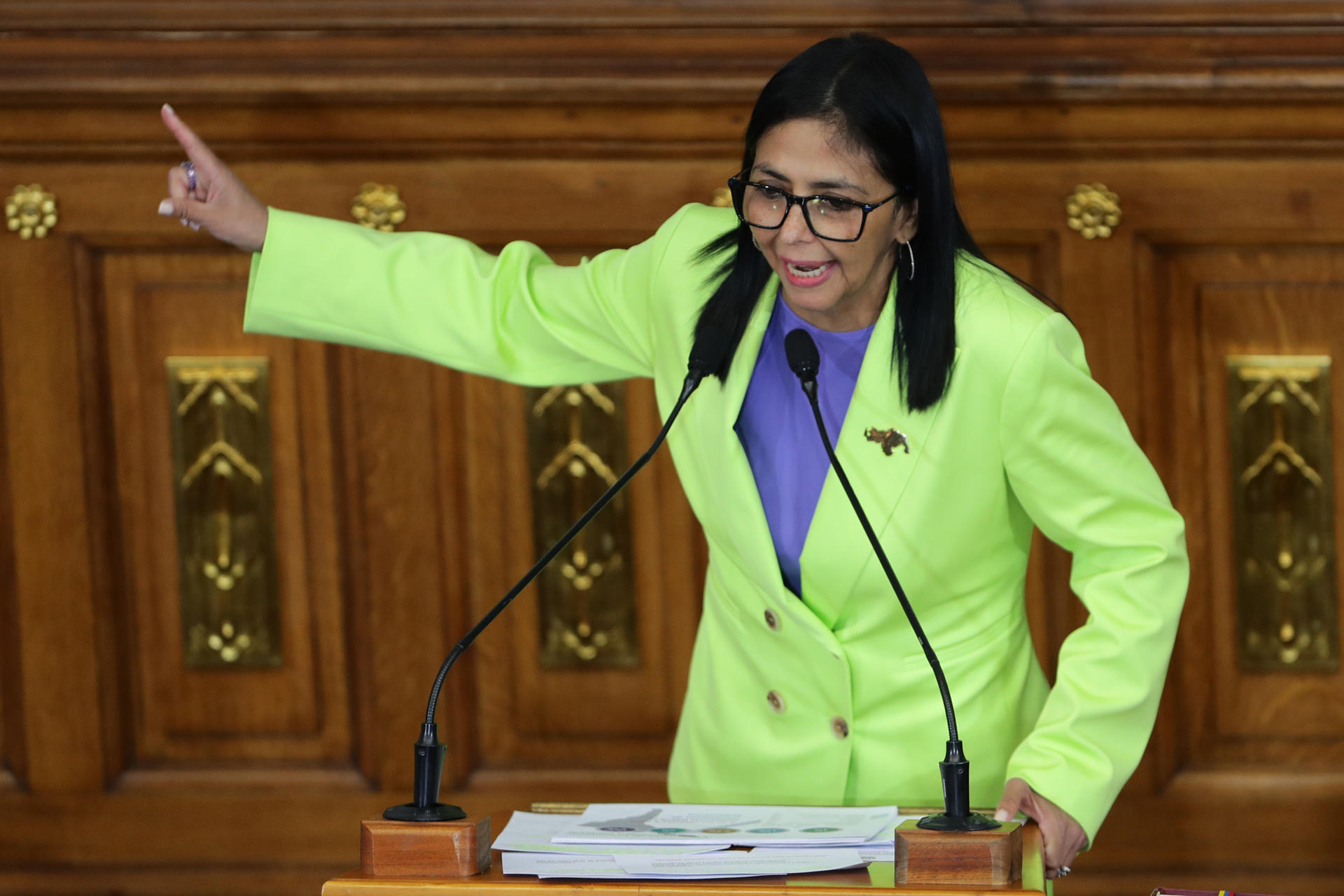 AME5617. CARACAS (VENEZUELA), 15/01/2026.- La presidenta encargada de Venezuela, Delcy Rodríguez, habla durante la presentación del informe anual de gestión del presidente Nicolás Maduro este jueves, en Caracas (Venezuela). Rodríguez dijo que si le tocara ir a Washington iría de "pie" y "caminando", pero no "arrastrada", un pronunciamiento que se da doce días después de la captura en Caracas del mandatario Nicolás Maduro por parte de tropas estadounidenses. EFE/ Ronald Peña R.