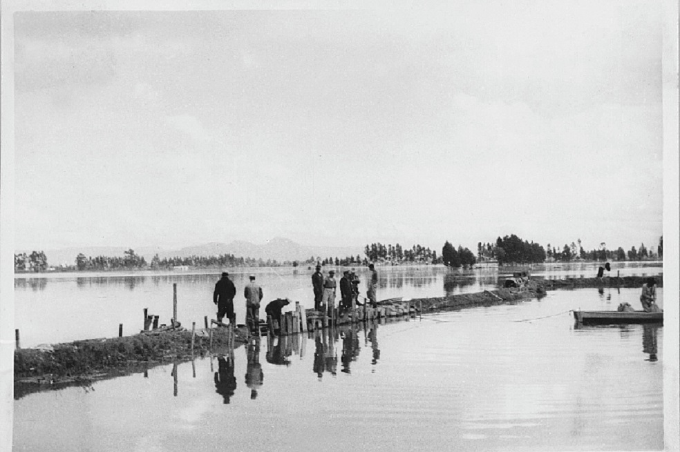 Una fotografía de la década de los cincuenta, que muestra cómo el río Bogotá inundaba la sabana. / Archivo de Bogotá