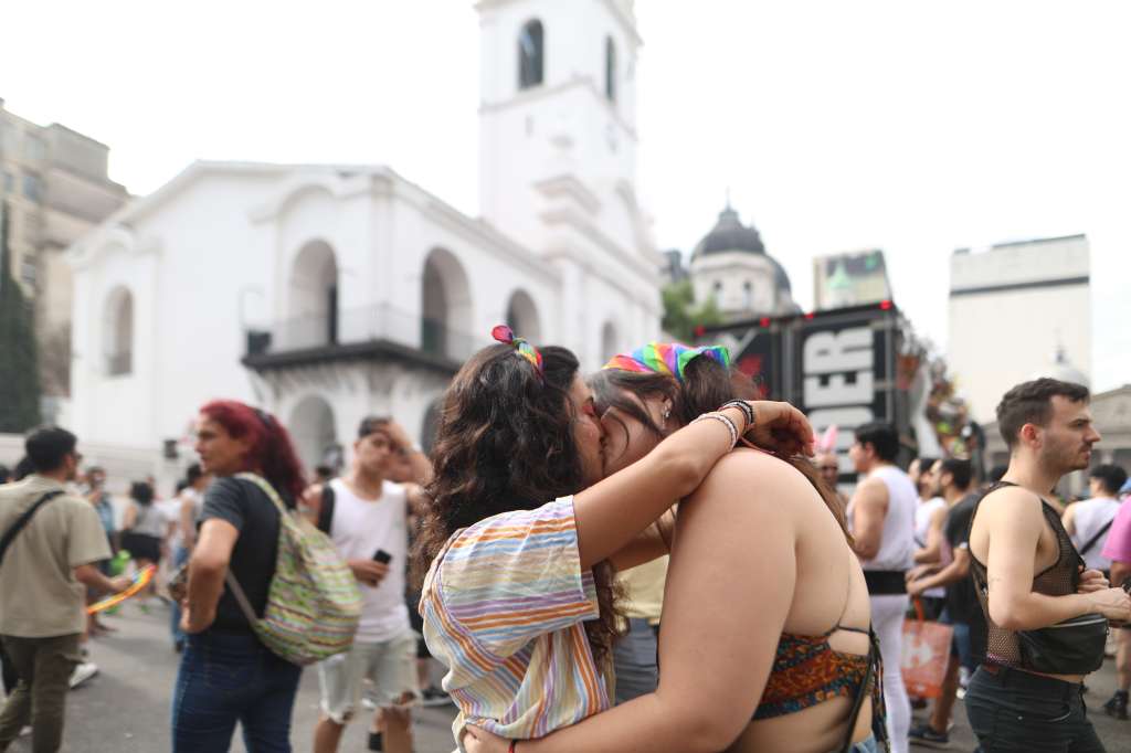 -FOTODELDÍA- AME4198. BUENOS AIRES (ARGENTINA), 02/11/2024.- Una pareja se besa durante la marcha del Orgullo LGTB este sábado, en la ciudad de Buenos Aires (Argentina). EFE/ Juan Ignacio Roncoroni