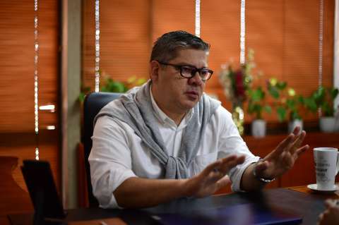 Casi es reclutado por FARC, erradicó coca y hoy dirige la política de drogas de Petro