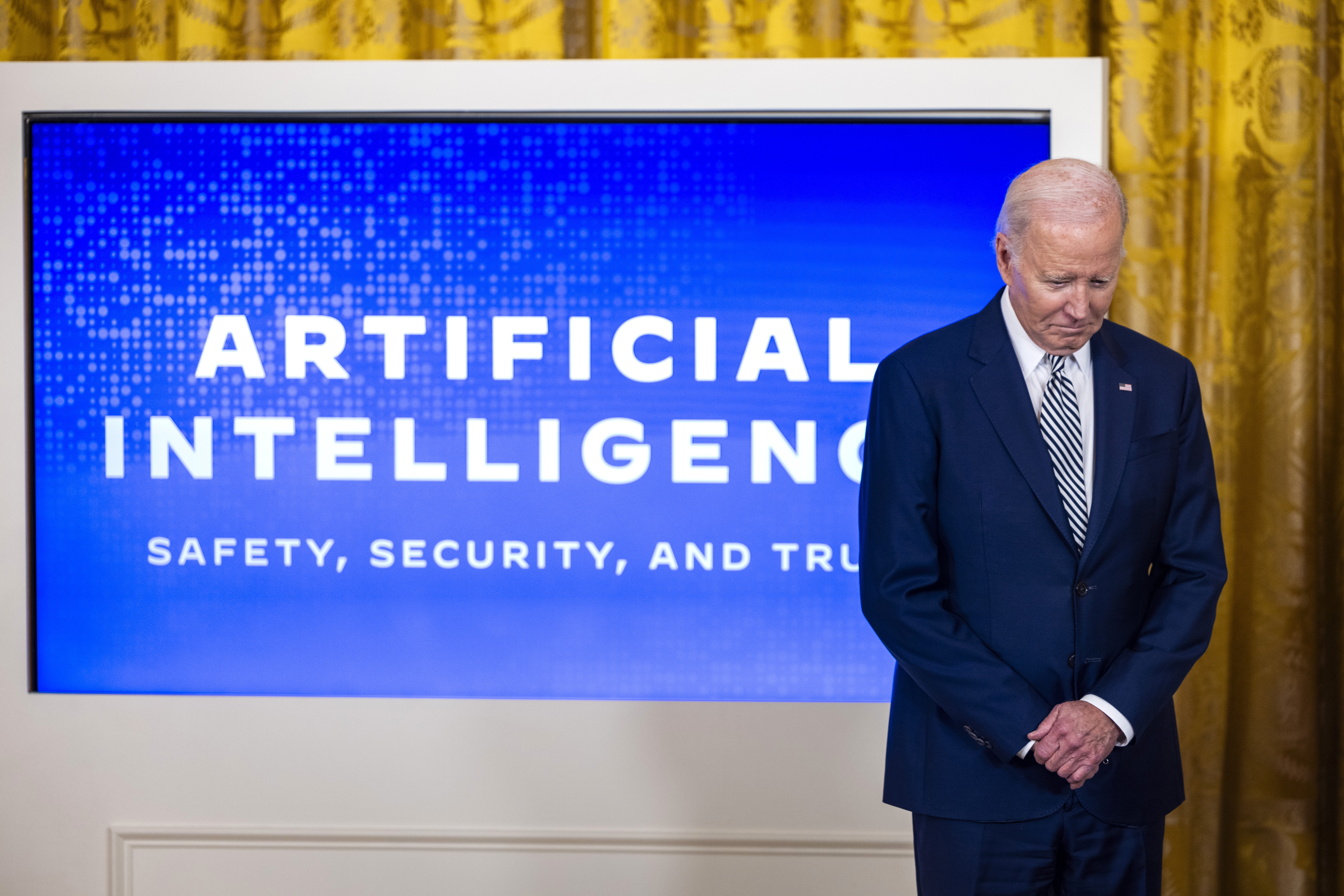 Washington (United States), 30/10/2023.- US President Joe Biden prepares to sign an executive order to regulate artificial intelligence (A.I.) in the East Room of the White House in Washington, DC, USA, 30 October 2023. Biden's order is the first federal regulation of the developing industry. EFE/EPA/JIM LO SCALZO