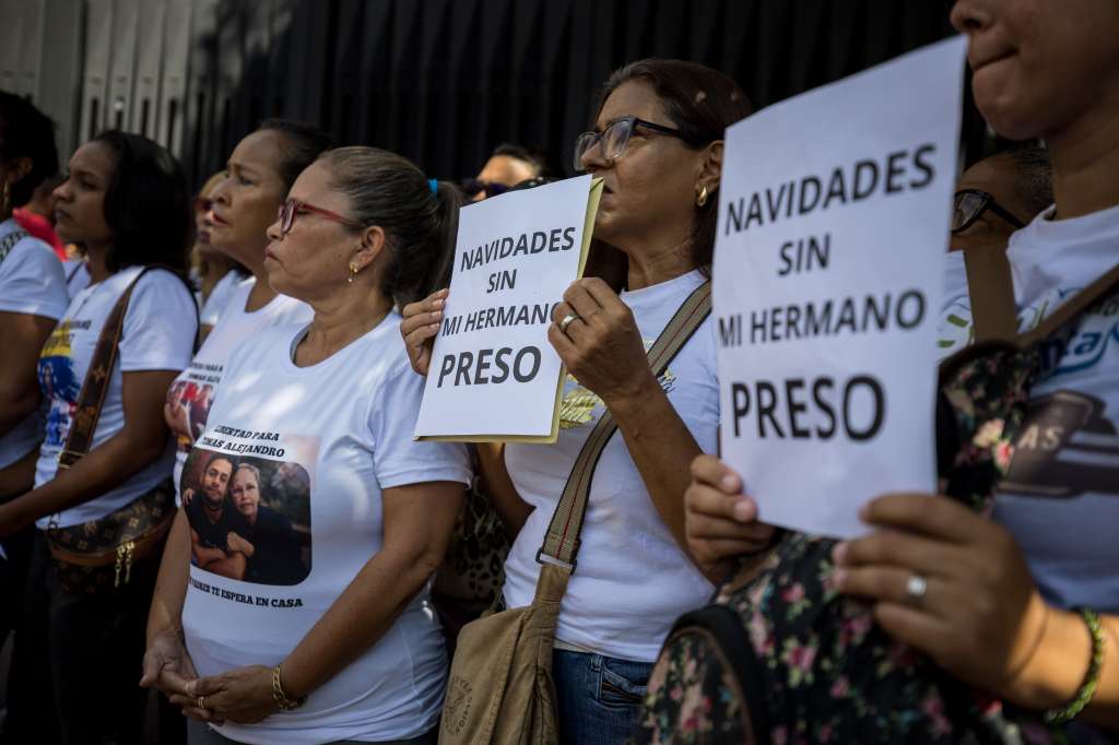 AME5214. CARACAS (VENEZUELA), 07/11/2024.- Varias mujeres se manifiestan para solicitar la libertad de sus familiares detenidos tras las elecciones presidenciales del 28 de julio, este jueves frente al Palacio de Justicia, en Caracas (Venezuela). Una veintena de personas solicitaron al presidente de Venezuela, Nicolás Maduro, una "medida de gracia" que otorgue la libertad "plena e inmediata" a sus familiares, detenidos tras las elecciones presidenciales del 28 de julio, cuando se desataron protestas contra el resultado oficial, que dio una cuestionada reelección al mandatario. EFE/ Miguel Gutiérrez