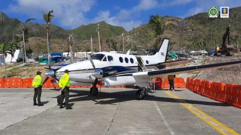 Agente de la Policía habría cargado narcoavioneta del esposo de Azcárate