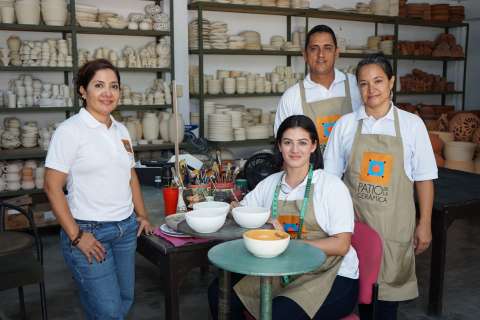 El emprendimiento que transforma la arcilla en piezas cerámicas hechas a mano