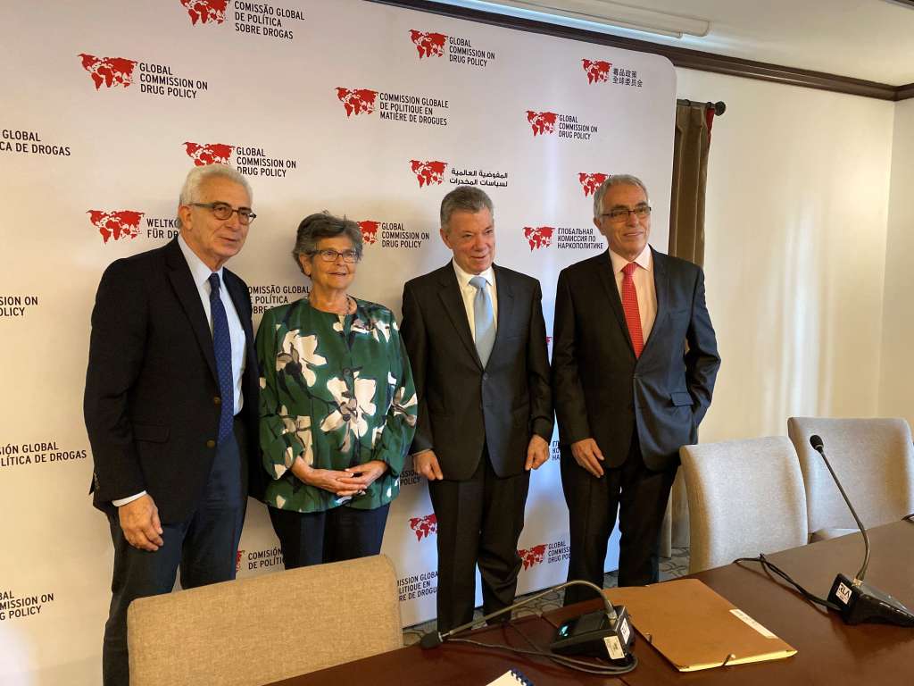 De izquierda a derecha: Ernesto Zedillo, Ruth Dreifuss, Juan Manuel Santos y Diego García.