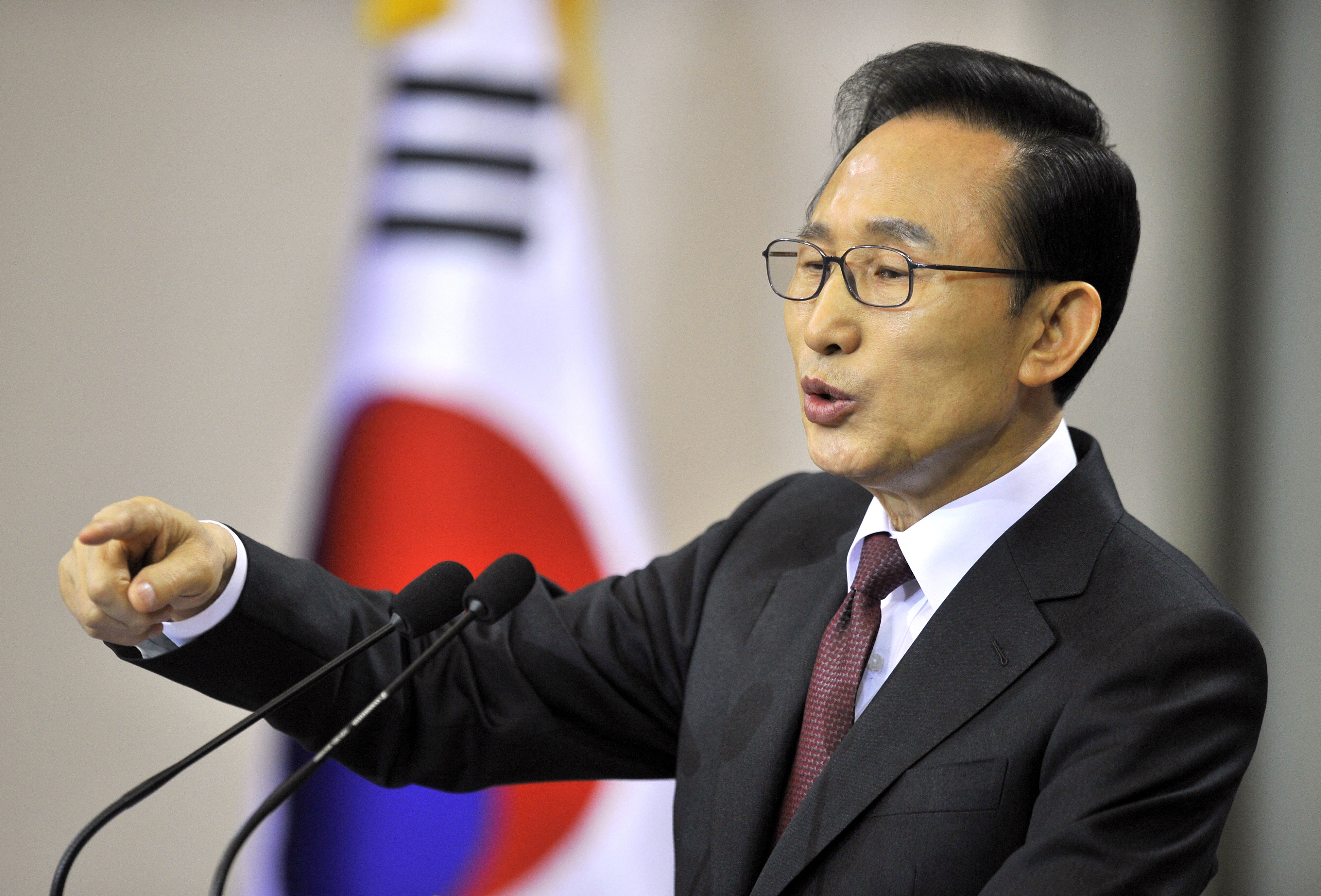 Foto de archivo tomada el 22 de febrero de 2012 muestra al presidente de Corea del Sur, Lee Myung-Bak, dirigiéndose a una conferencia de prensa para conmemorar el cuarto aniversario de su investidura en la Casa Azul presidencial en Seúl.