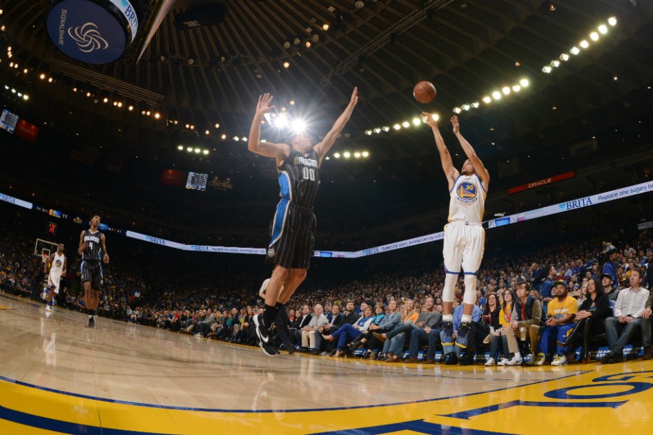 Stephen Curry (d) lanza al aro en el partido de los Golden State Warriors sobre los Magic de Orlando. / AFP