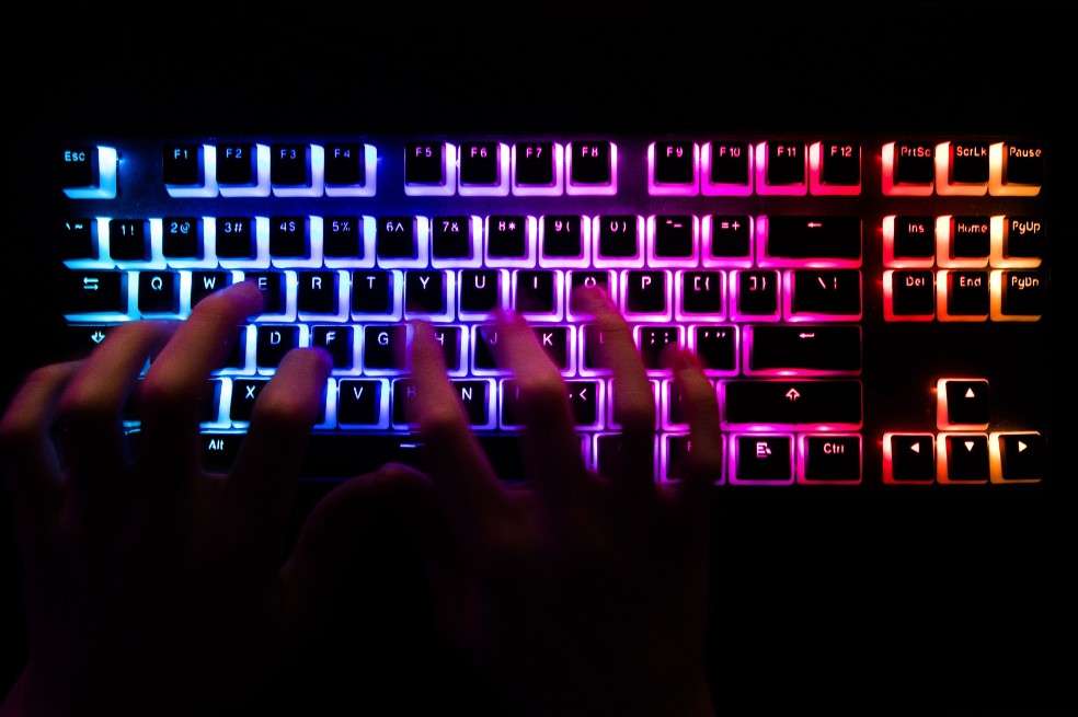 Los ‘crackers’ deliberadamente buscan vulnerar un sistema con intenciones delictivas. Los ‘hacktivistas’, por su parte, utilizan ciertas técnicas de ataques informáticos (como los DDos) para hacer sabotajes a manera de protesta.