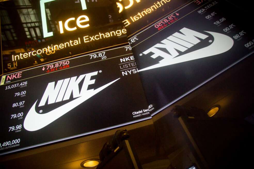 La Comisión Europea multó a Nike por limitar las ventas de sus productos, como camisetas o bufandas de los equipos de fútbol, entre países del Espacio Económico Europeo. / Bloomberg News