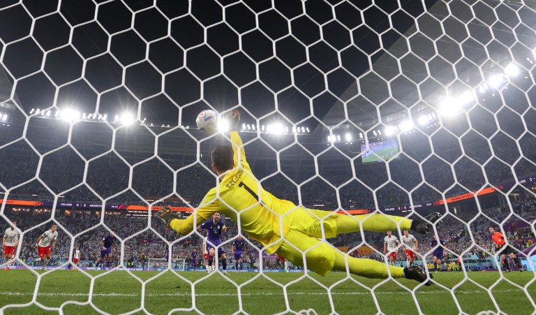 GR3009. DOHA (CATAR), 30/11/2022.- Tomas Szczesny arquero de Polonia detiene un panalti hoy, en un partido de la fase de grupos del Mundial de Fútbol Qatar 2022 entre Polonia y Argentina en el Estadio 974 en Doha (Catar). EFE/Juan Ignacio Roncoroni