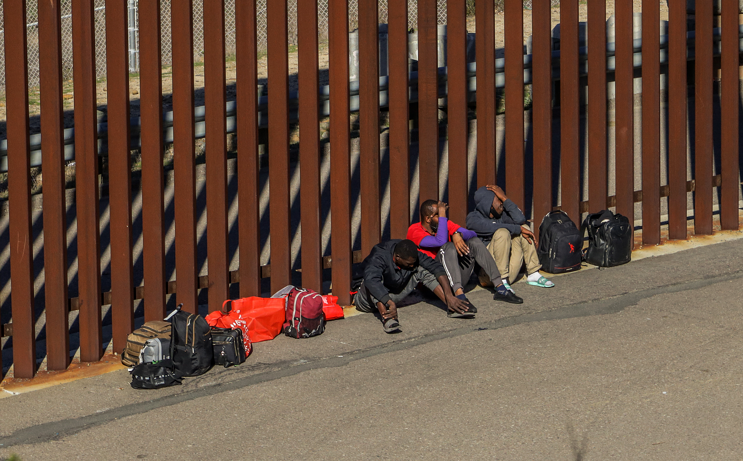 -FOTODELDÍA- MEX265. TIJUANA (MÉXICO), 18/11/2022.- Migrantes permanecen a un costado del muro fronterizo con Estados Unidos, el 16 de noviembre de 2022, en Tijuana, Baja California (México). Migrantes y activistas de la frontera norte de México celebran el próximo fin del Título 42 de Estados Unidos tras el fallo de un juez, pero están bajo la expectativa de lo que sucederá después de que termine la normativa el próximo 21 de diciembre. El juez federal Emmet Sullivan bloqueó la norma que expulsa de forma inmediata a migrantes con el argumento de la pandemia, lo que abre una puerta de esperanza aunque con expectativa al otro lado de la frontera estadounidense. EFE/ Joebeth Terriquez