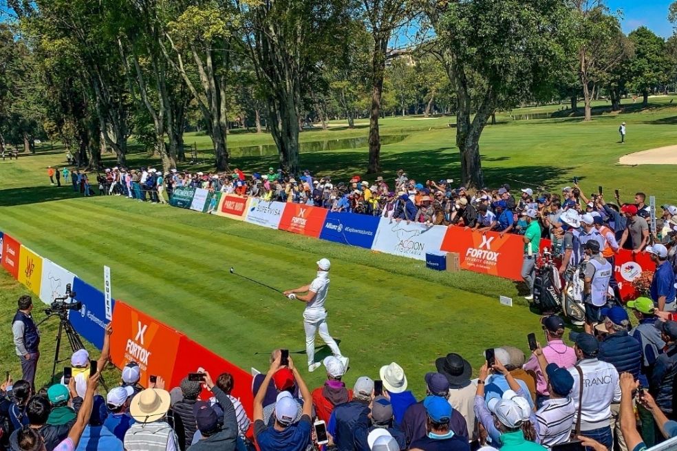 En el pie de foto por favor poner: Camilo Villegas jugando en el Country Club de Bogotá año 2020.