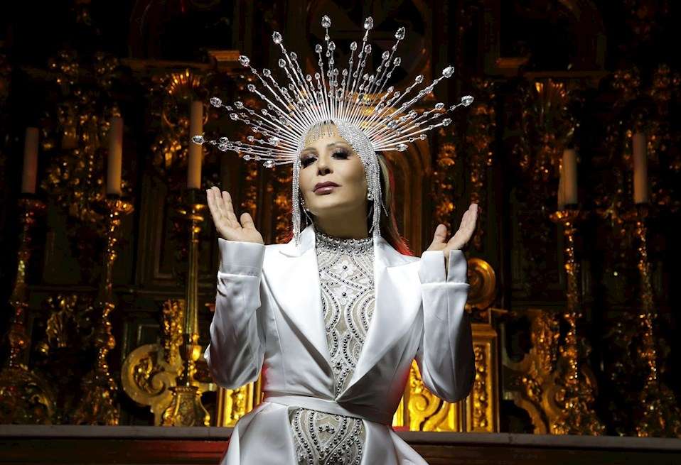 Alejandra Guzmán es una artista mexicana.