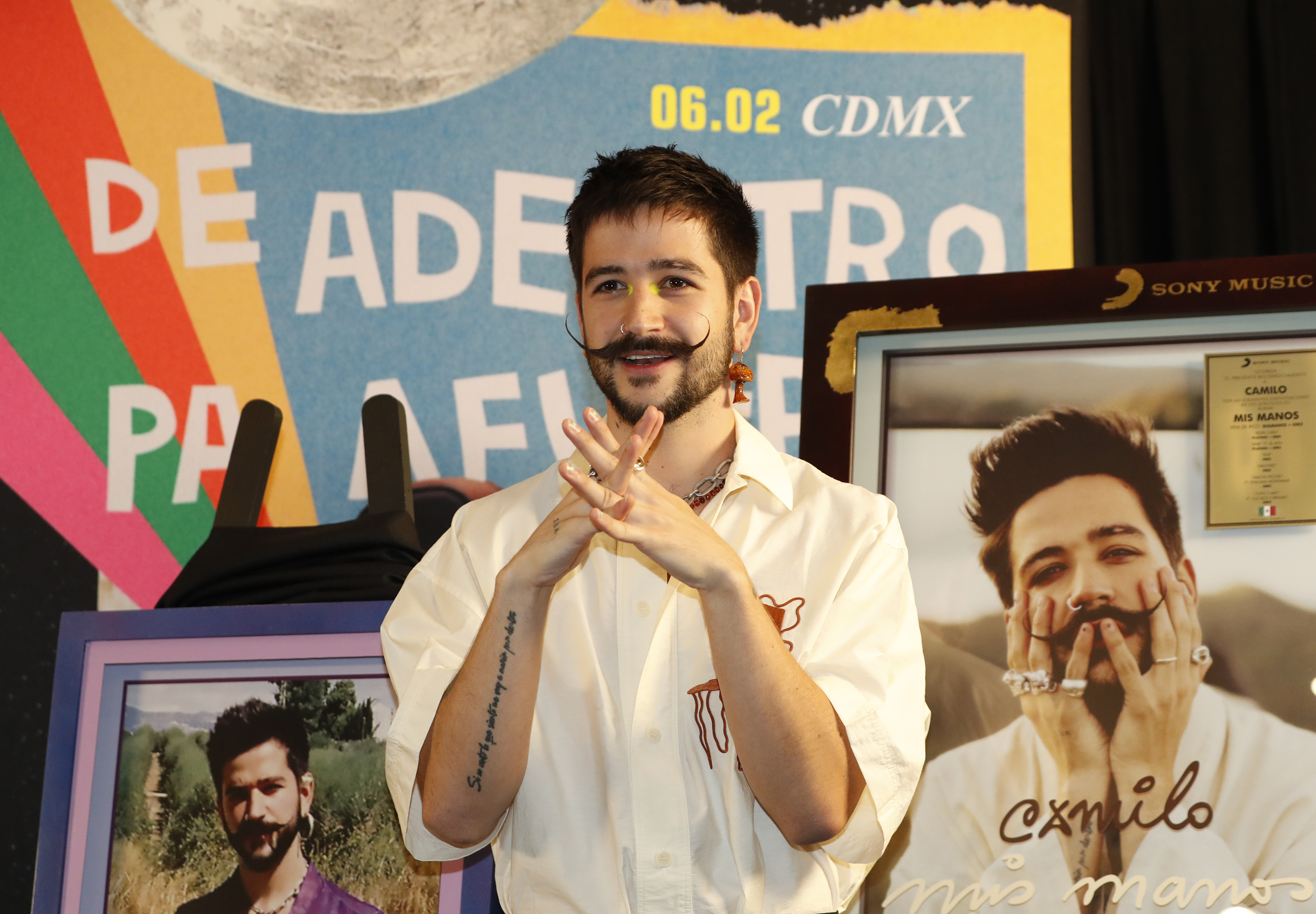 MEX5165. CIUDAD DE MÉXICO (MÉXICO), 31/05/2022.- El cantante colombiano, Camilo, posa hoy, durante una conferencia de prensa en Ciudad de México (México). Si la gente sabe algo de la vida de Camilo es por que su catálogo musical ha tenido tintes biográficos y en redes sociales se ha abierto a sus seguidores, sobre eso el cantante colombiano asegura que no comprende su música sin relatar sus vivencias y asegura no tenerle miedo a la sobreexposición, según dijo a Efe. EFE/ Mario Guzmán