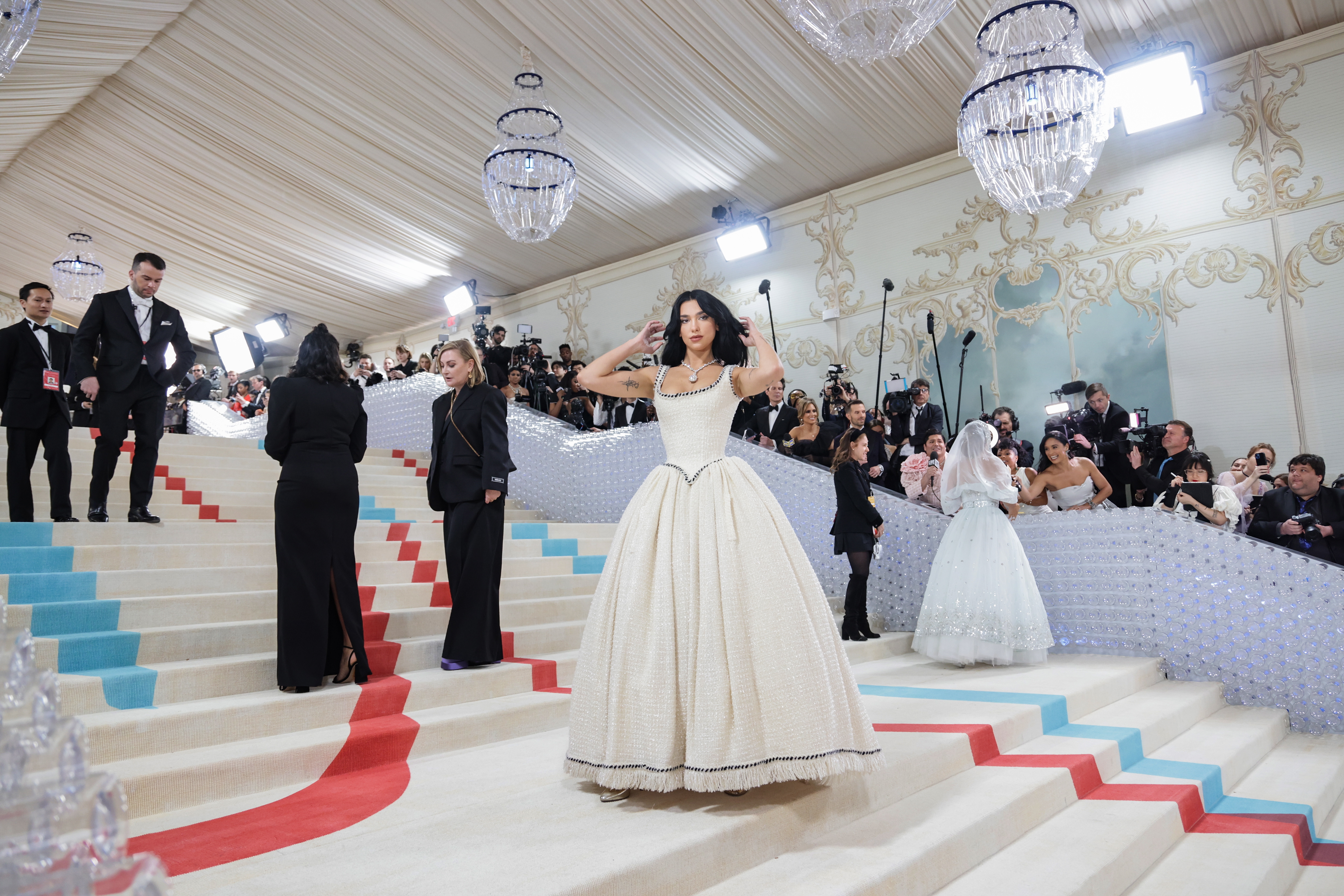 New York (United States), 01/05/2023.- British-Albanian singer Dua Lipa arrives on the red carpet for the 2023 Met Gala, the annual benefit for the Metropolitan Museum of Art's Costume Institute, in New York, New York, USA, 01 May 2023. The theme of this year's event is the Met Costume Institute's exhibition, 'Karl Lagerfeld: A Line of Beauty.' (Estados Unidos, Nueva York) EFE/EPA/JUSTIN LANE