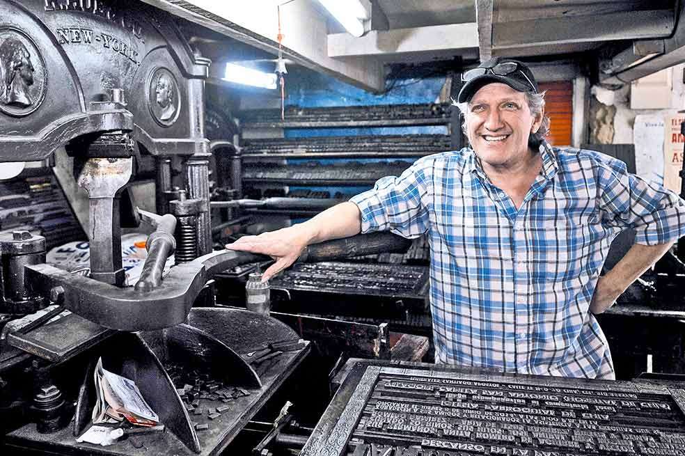 Alfonso Roa es uno de los contados bogotanos que tienen máquinas tipográficas y todavía trabajan en ese oficio. / Cristian Garavito