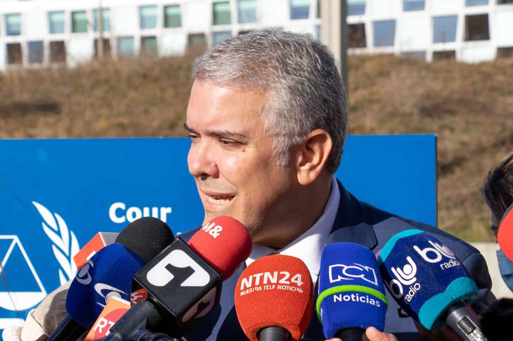 LA HAYA (PAÍSES BAJOS), 17/02/2022.- El presidente de Colombia, Iván Duque, ofrece declaraciones a los medios frente a la Corte Penal Internacional en la ciudad neerlandesa de La Haya, en las que declaró este jueves durante una visita a la Corte Penal Internacional (CPI) que los actuales macrocasos de la Jurisdicción Especial para la Paz (JEP) por crímenes del grupo guerrillero FARC-EP y de fuerzas de seguridad del Estado “no solo tendrán una pronta evaluación, sino que también veremos sentencias”. EFE/David Morales Urbaneja