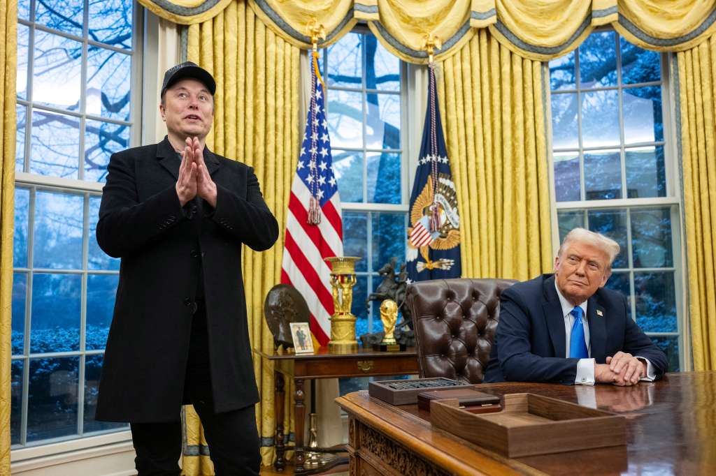 Elon Musk habla mientras el presidente de Estados Unidos, Donald Trump, observa en la Oficina Oval de la Casa Blanca en Washington, DC, el 11 de febrero de 2025.