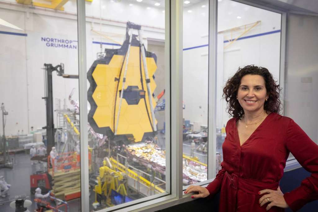 Begoña Vila durante una de sus últimas visitas al telescopio en Los Ángeles. / NASA.