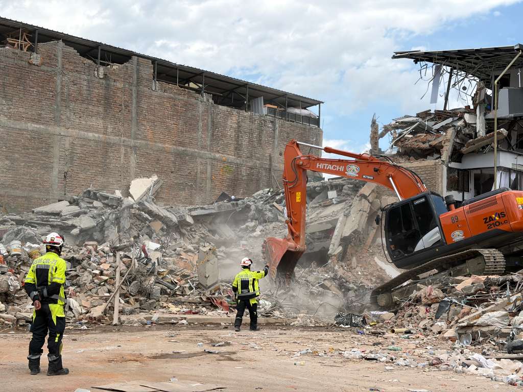 En los escombros del edificio Villa 13, sin embargo, permanecen varios miembros del equipo de búsqueda y rescate de Pereira. En los escombros del edificio Villa 13, sin embargo, permanecen varios miembros del equipo de búsqueda y rescate de Pereira.