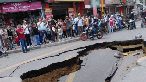 La tierra se abrió en Suba: socavón gigante casi se traga un carro en sector de La Gaitana