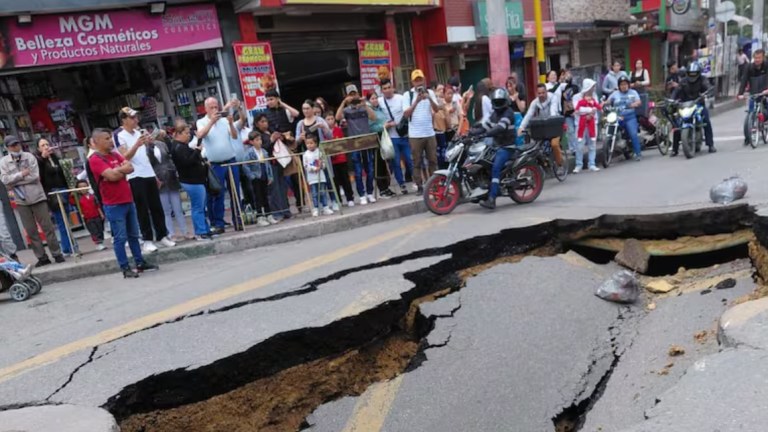 La tierra se abrió en Suba: socavón gigante casi se traga un carro en sector de La Gaitana