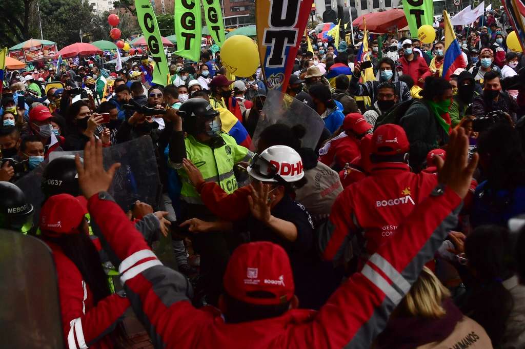 Manifestaciones frente al Hotel Tequendama por visita de los delegados de la Comisión Interamericana de Derechos Humanos (CIDH), que contó con la presencia de la Minga Indígena.