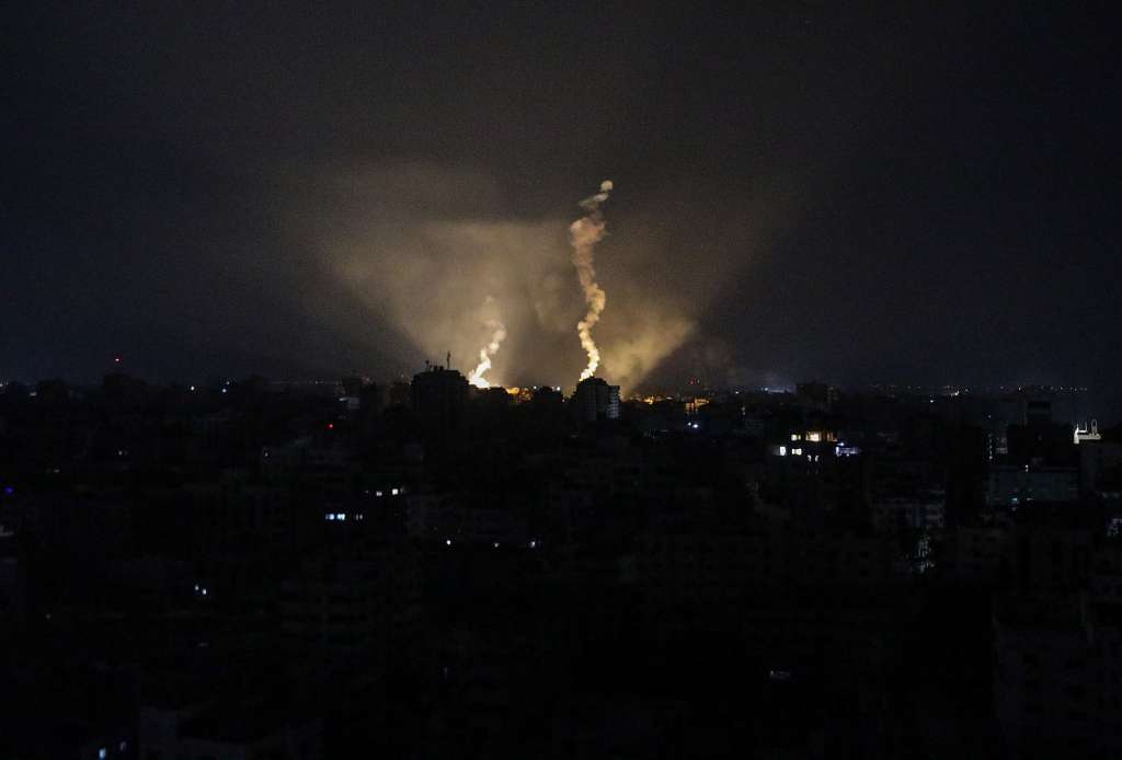 Gaza (-), 22/10/2023.- Israeli army flares illuminate the sky over Gaza City, 22 October 2023. More than 4,500 Palestinians and 1,400 Israelis have been killed, according to the Israel Defense Forces (IDF) and the Palestinian health authority, since Hamas militants launched an attack against Israel from the Gaza Strip on 07 October. After 20 aid trucks were allowed into the Gaza strip on 21 October through the Rafah border crossing with Egypt, 17 more were allowed in on 22 October. (Egipto) EFE/EPA/MOHAMMED SABER