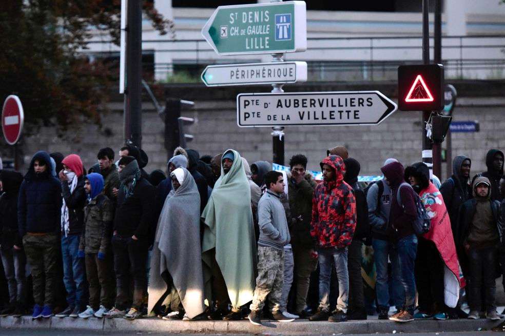 Migrantes desalojados de un campo ubicado cerca de La Chapelle, en París. / AFP