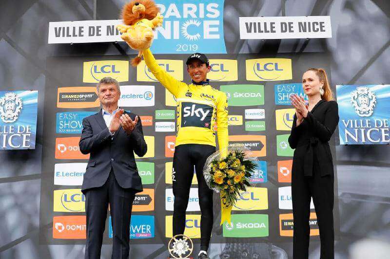 Bernal con el ramo y el león que lo acredita como campeón de la carrera francesa. / EFE