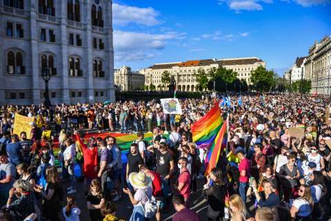 Hungría prohíbe la “expresión de homosexualidad” cerca de las iglesias