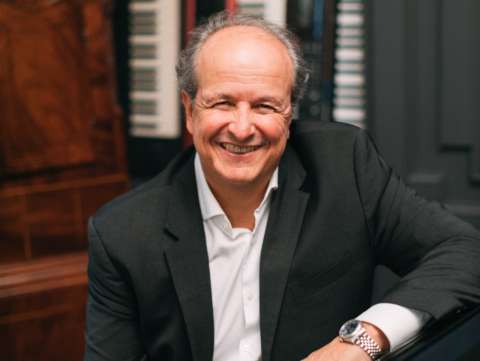 Julio Reyes Copello, el arquitecto de talentos que está redefiniendo  la música latina